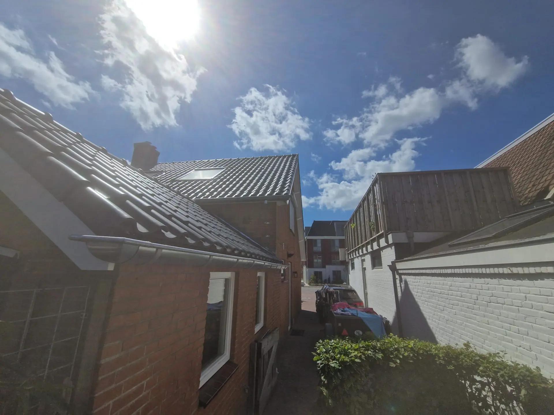 Aanbouw met nieuw dakwerk aan woning