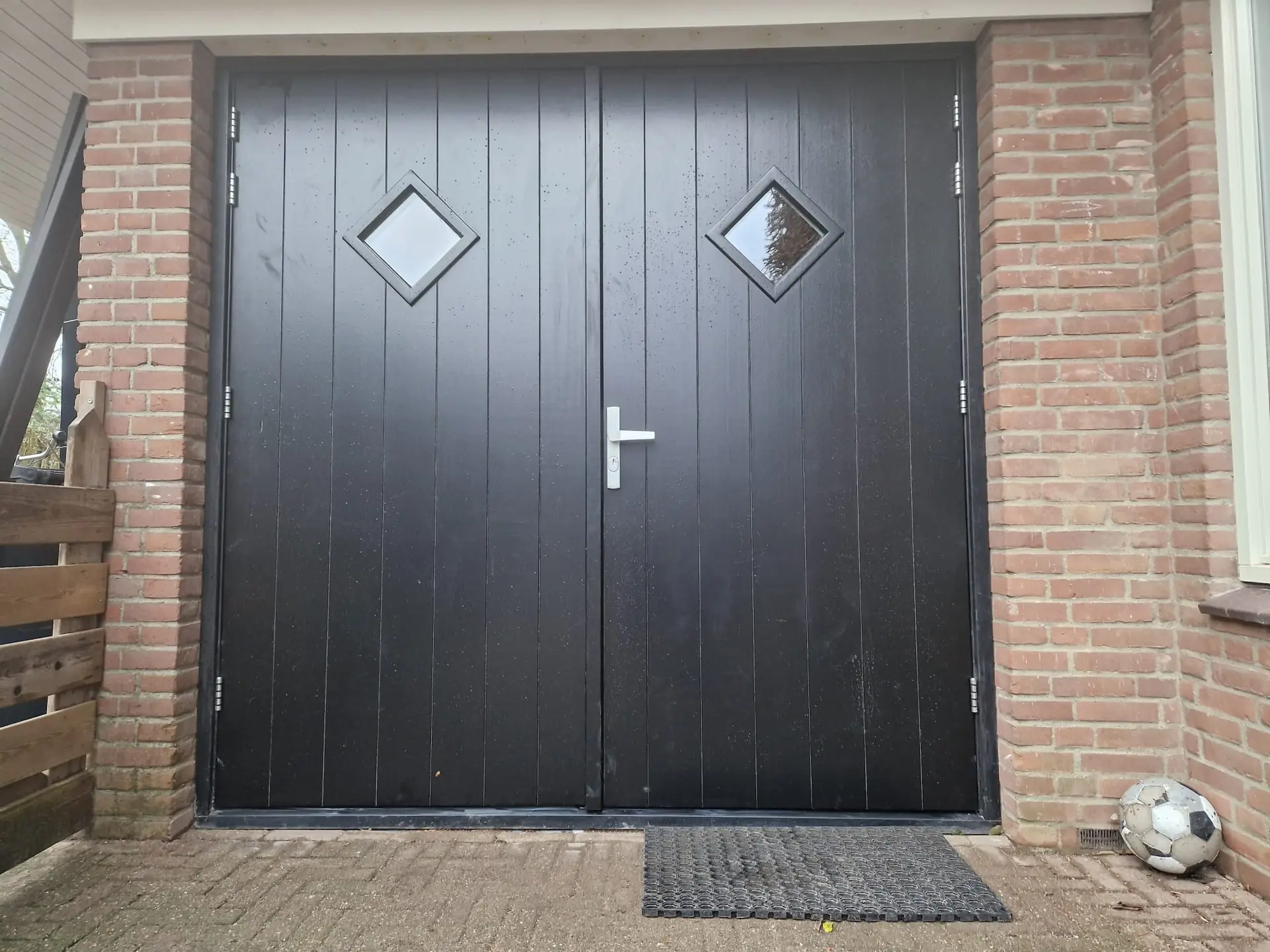 Zwarte houten garagedeuren op maat