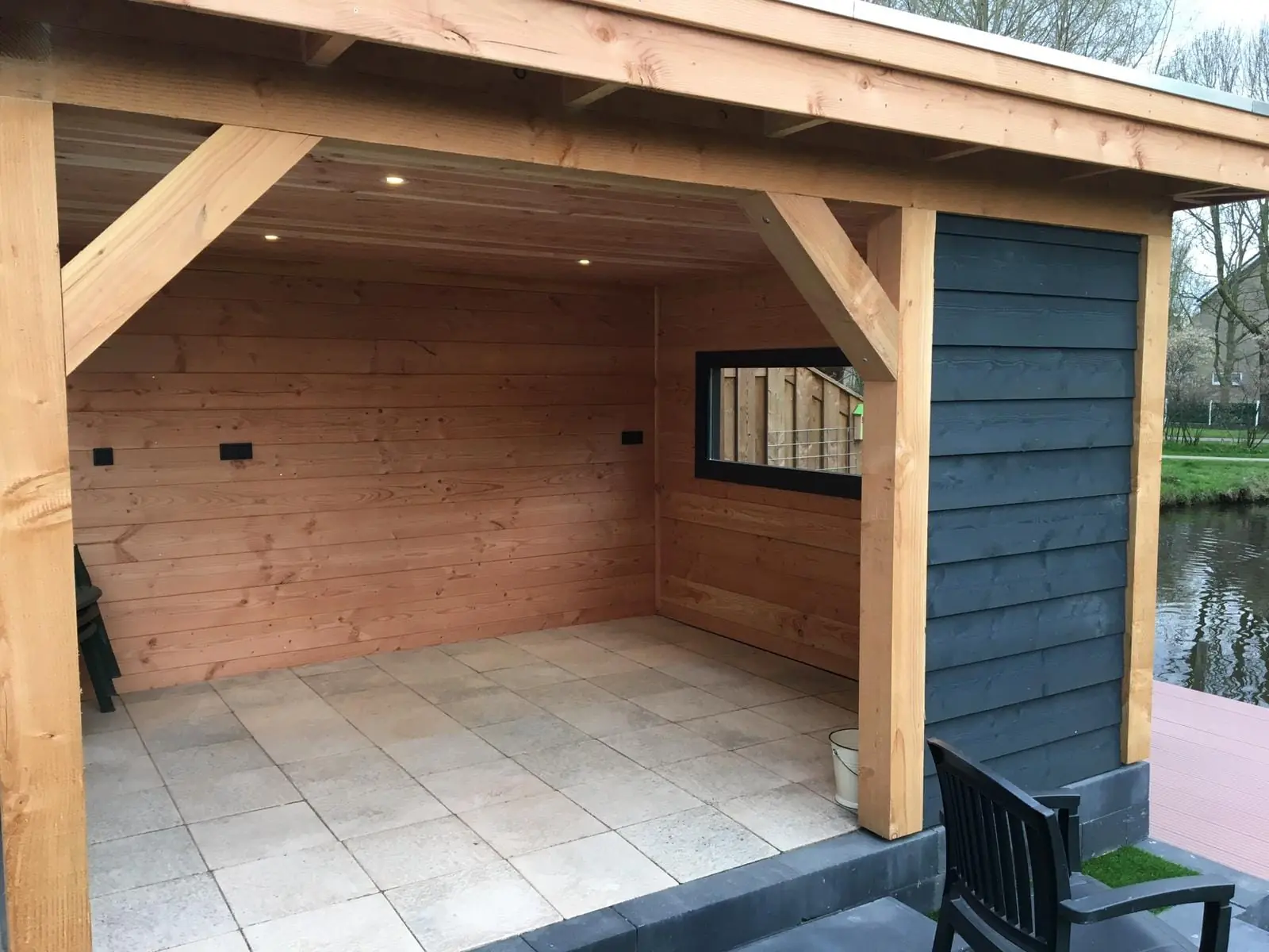 Houten overkapping met zicht op het water