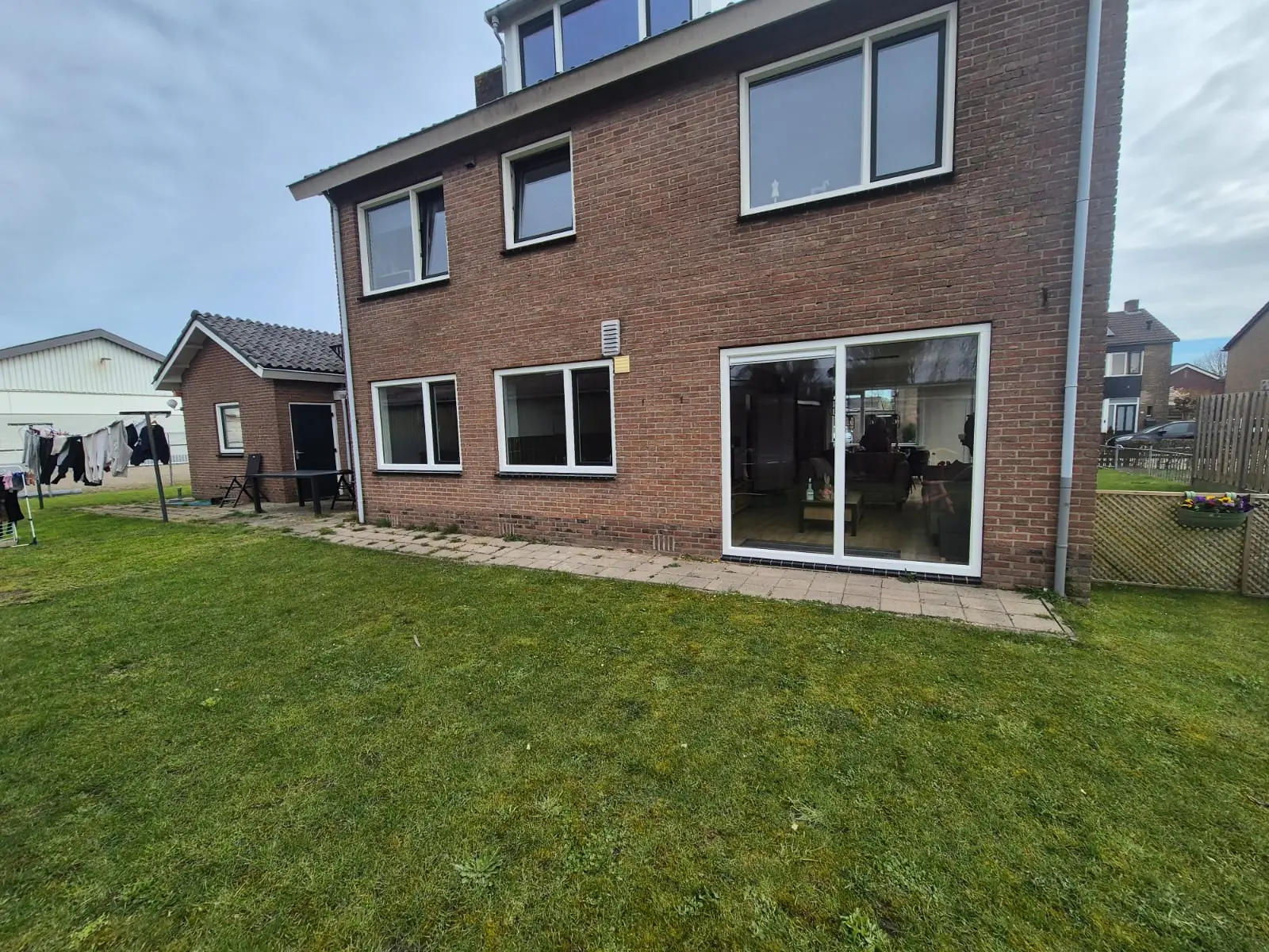 Nieuwe kozijnen en schuifpui in de achtergevel van een woning