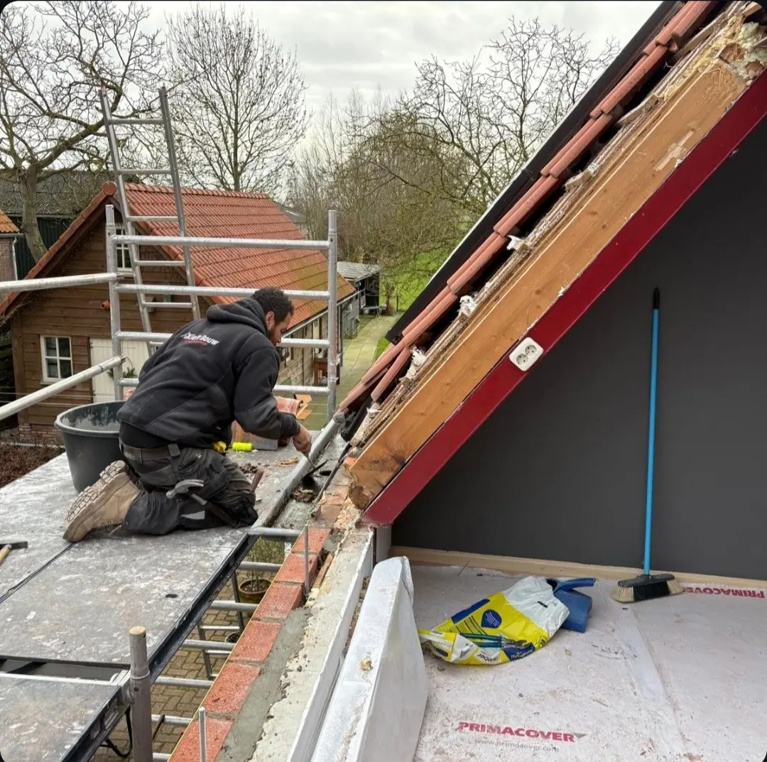 Timmerman van Kieft Bouw aan het werk op een dak